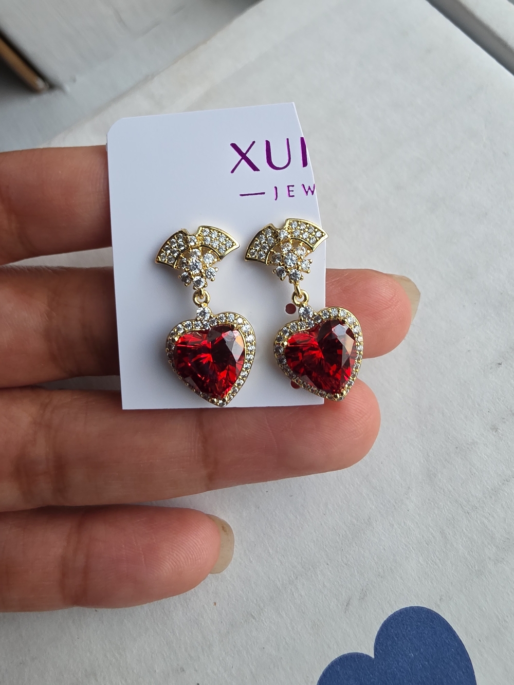 Pendientes colgantes de corazΓ³n rojo tono dorado con cristal simulado